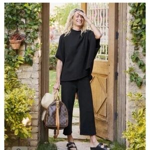 Frank & Eileen black capelet EUC